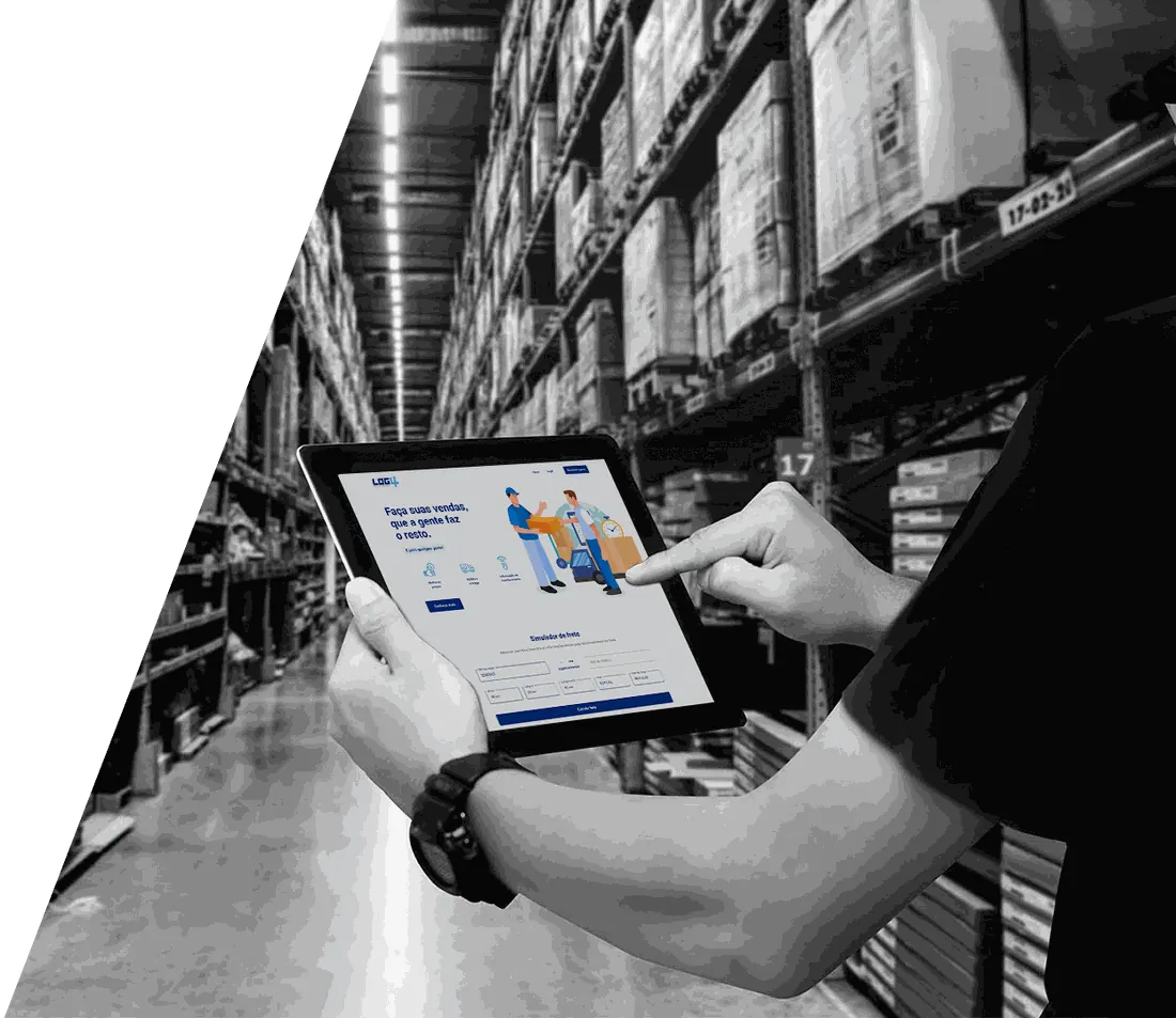 Operador consultando o painel LOG4 em um tablet dentro do centro de distribuição